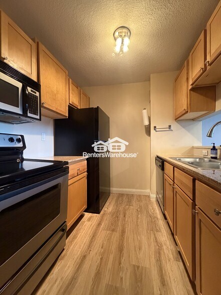 Building Photo - 1181 Edgcumbe Rd