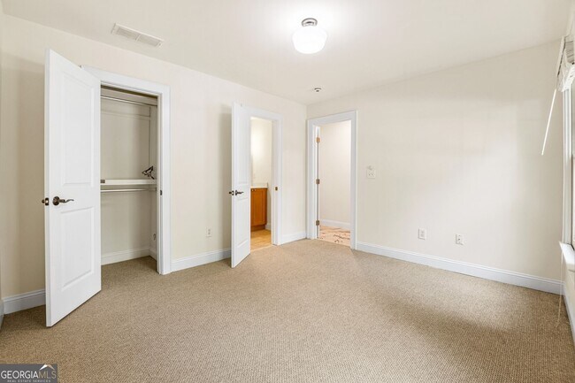 Building Photo - 213 Knob Hills Cir
