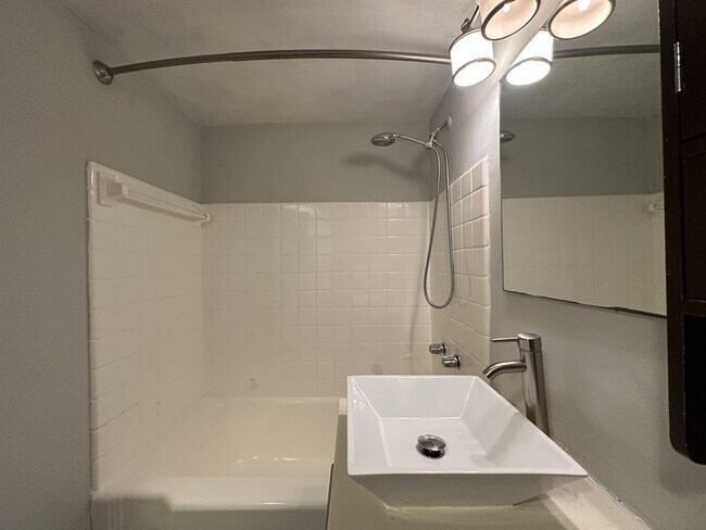 Building Photo - 450 W Wellington Ave