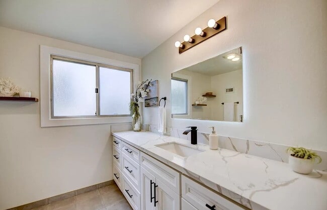 Building Photo - "Charming 1-Bed Retreat with Hardwood Floo...