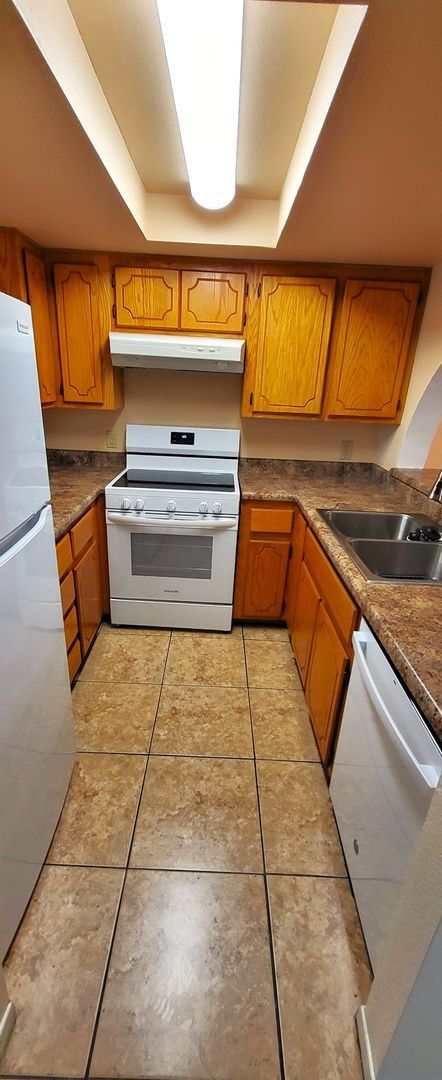 Building Photo - AFFORDABLE 3 BEDROOM, 2.5 BATH TOWNHOME IN THE HEART OF TEMPE!