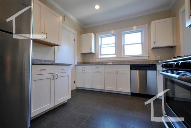 Building Photo - Huge, fully renovated 4 bed 2 bath duplex!
