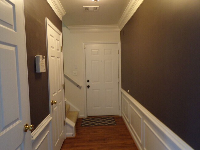 Building Photo - Two Bedroom, Two Level Condo Near Van Dorn...