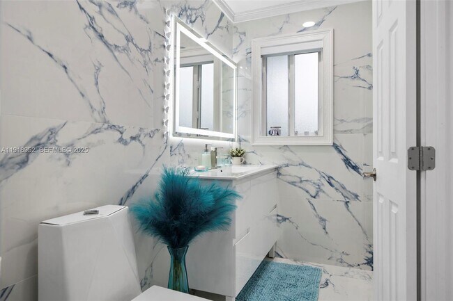 Building Photo - 850 SW 31st Ave