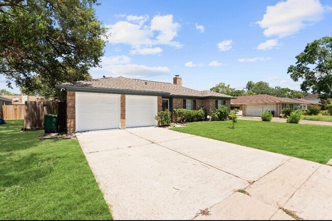 Building Photo - 815 Pebbleshire Dr