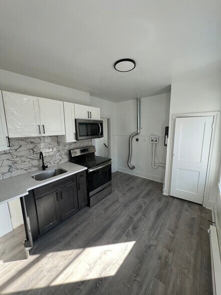 Building Photo - 1132 W 8th St