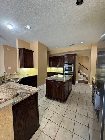 Building Photo - 9101 Forest Hills Dr