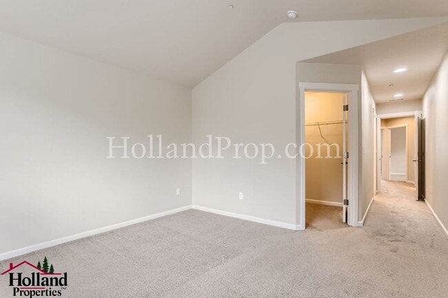 Building Photo - Charming 3-Bedroom Townhome in Prime Hills...