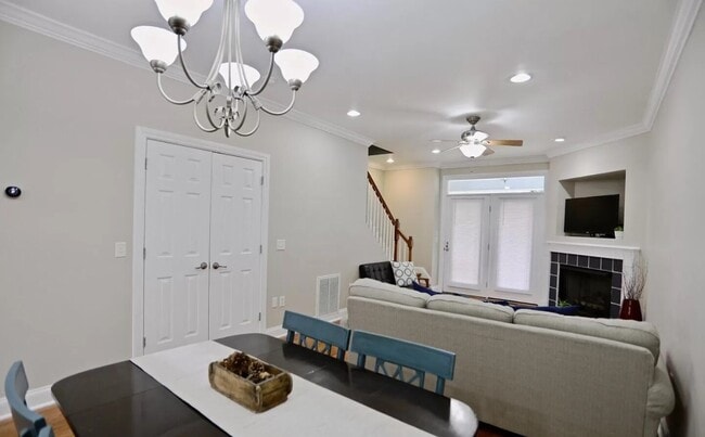 Building Photo - 250 E Delaware Ave