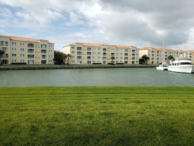 Building Photo - 8 Harbour Isle Dr E