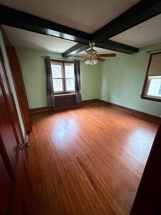 Building Photo - Spacious 4BR in a Quiet, Private Pocket