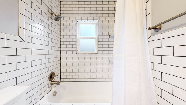 Building Photo - Lovely 3 bed/2 bath home w/2 car garage