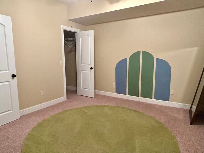 Building Photo - 5 bedroom and 3 bathroom two level house