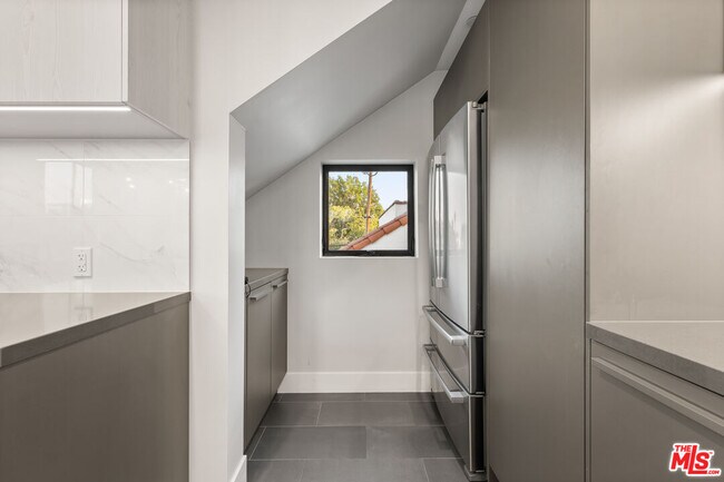 Building Photo - 807 N Detroit St