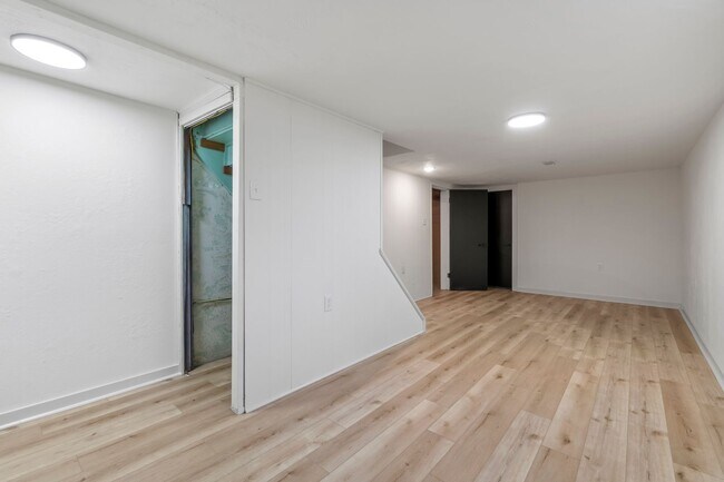 Building Photo - AVAILABLE NOW!! Fully RENOVATED 3-bedroom in CASTLE SHANNON!