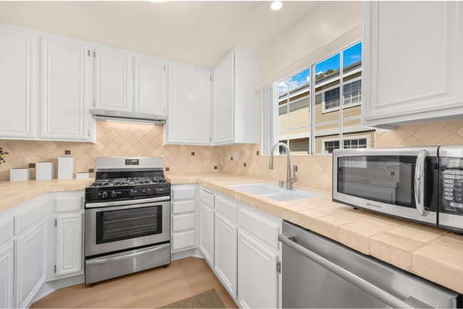 Building Photo - Beautiful, Quiet, Furnished, Upgraded Home in Heart of Torrance for Short Term Rental