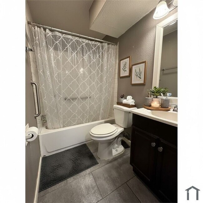 Building Photo - Charming 2-Bedroom Townhome for Rent in Prime East Austin Location – Your Ideal Urban Retreat!