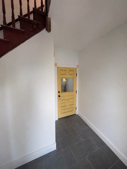 Building Photo - 53 Willow Ave