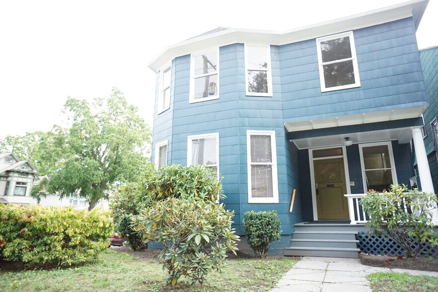 Building Photo - 702 6th Ave