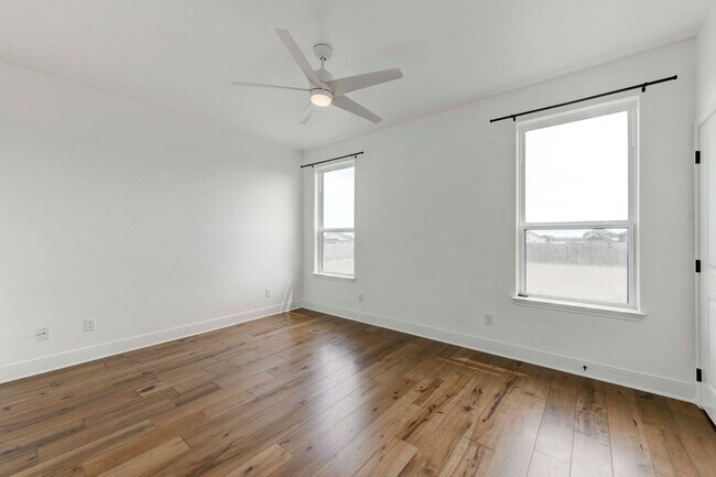 Building Photo - AVAILABLE NOW!