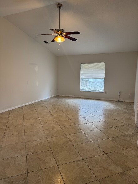 Building Photo - 1002 Stout Ct