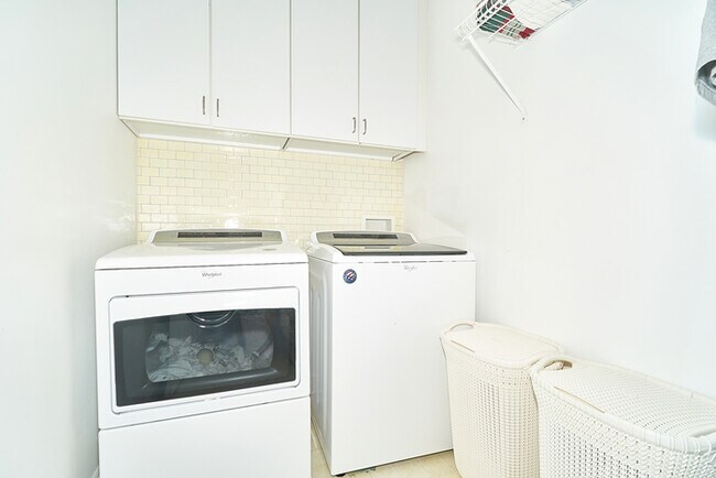 Building Photo - 2 Bedroom Townhome in Sycamore Springs