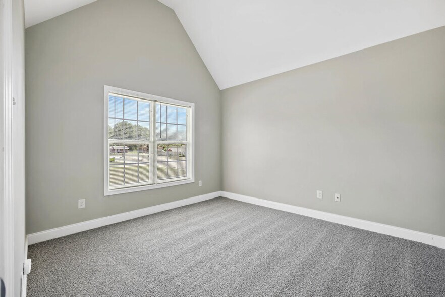 Building Photo - 121 Feathers Ln