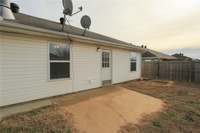 Building Photo - 900 SW River Rock St