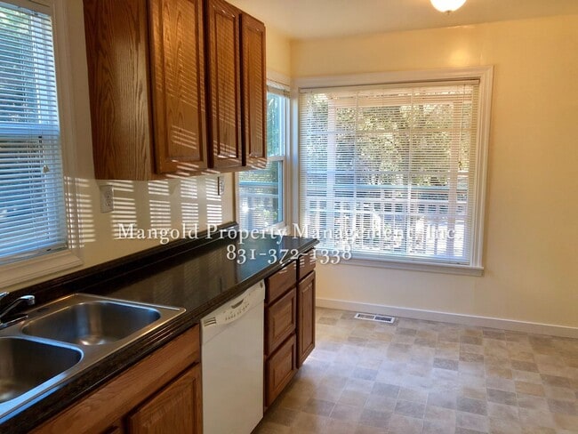 Building Photo - Charming 1-Bed 1-Bath Home with Bonus Room...