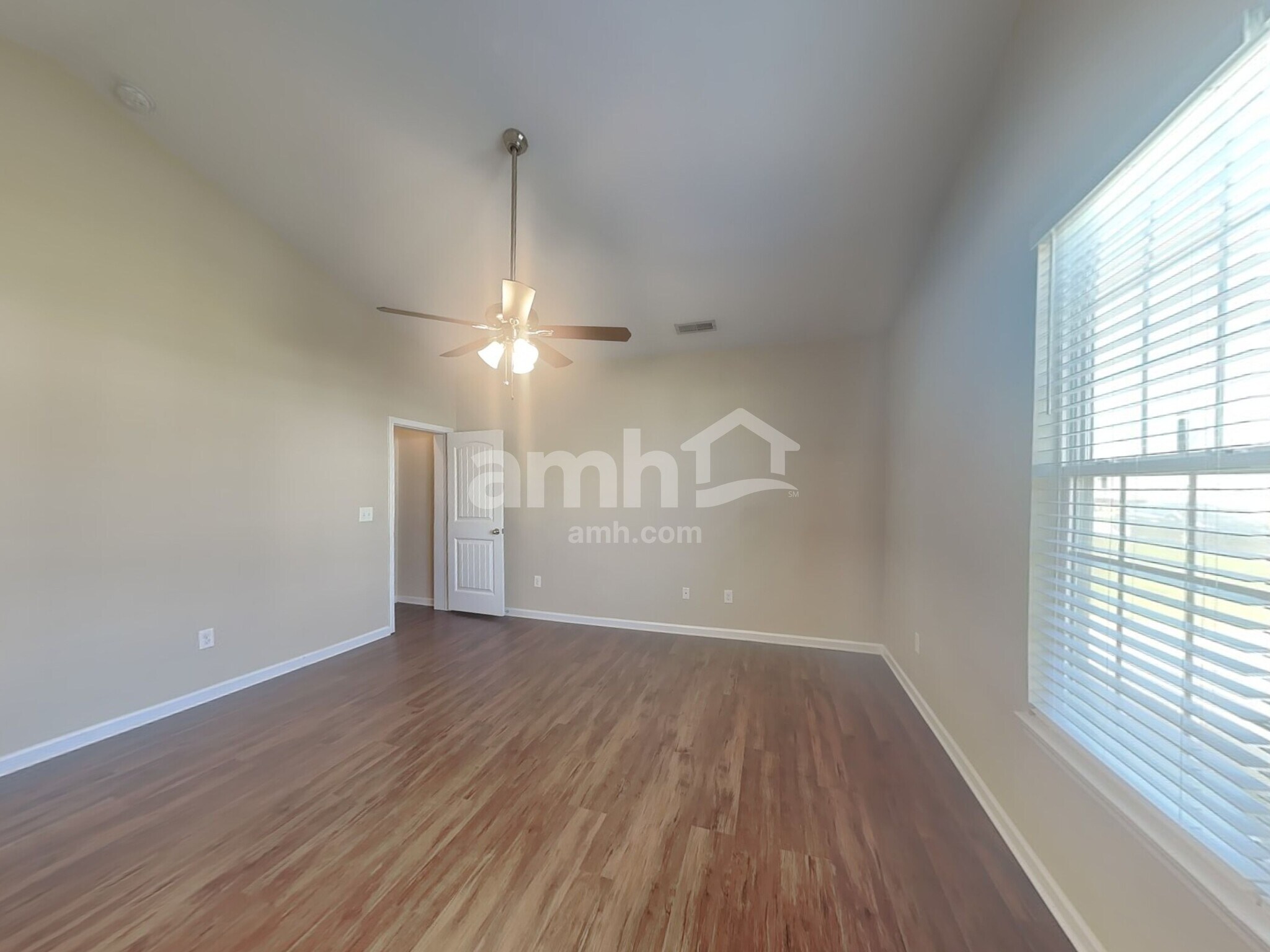 Building Photo - 98 Jade St