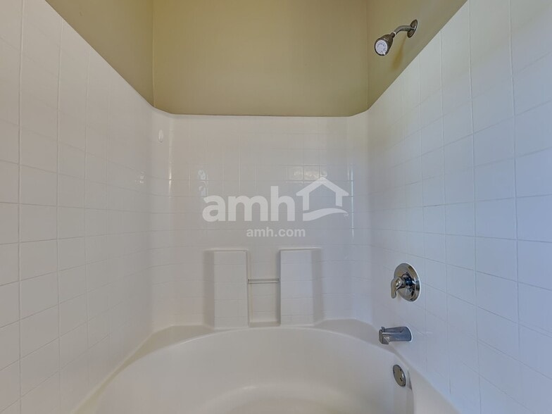 Building Photo - 525 Amsonia Cir