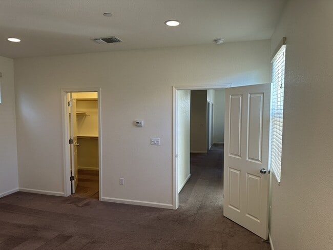 Building Photo - Gorgeous Mountain House 4 Bedroom 3 Bath Home