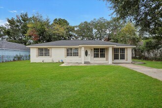 Building Photo - 4 Bedroom, 2 Bath Brick Home in Savannah