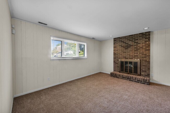 Building Photo - 2700 Queenswood Dr