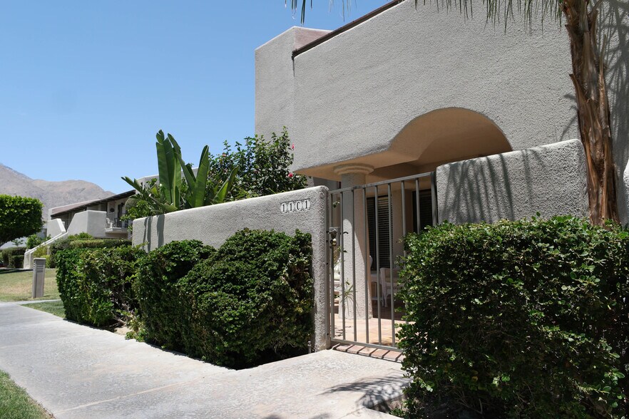 Building Photo - 1100 E Amado Rd
