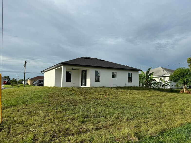 Building Photo - 3609 1st St SW