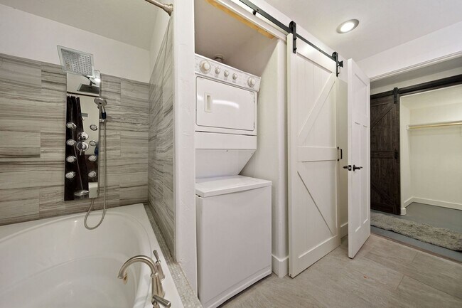 Building Photo - Flexible Lease Options! 6-Bedroom West Poi...