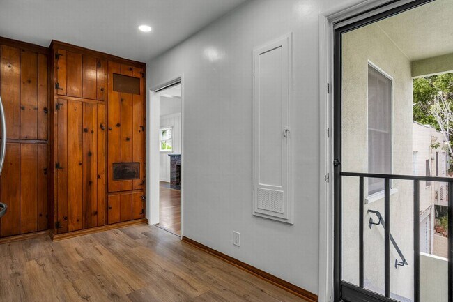 Building Photo - Incredible unit in A+ Location