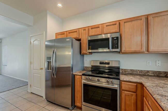 Building Photo - 3 Bed 2 Bath - New Kitchen Appliances\Carp...