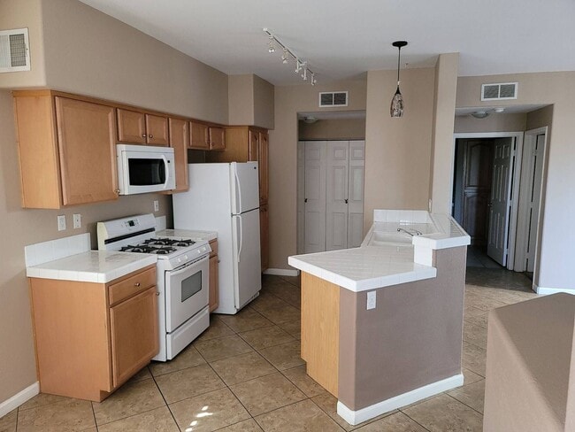 Building Photo - 2 story condo with 1 bedroom loft, 2 bathrooms and a 1 car attached garage.