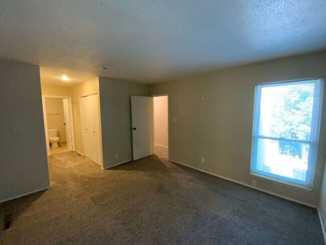 Building Photo - *Owner Broker* 2 Bedroom Townhome Availabl...