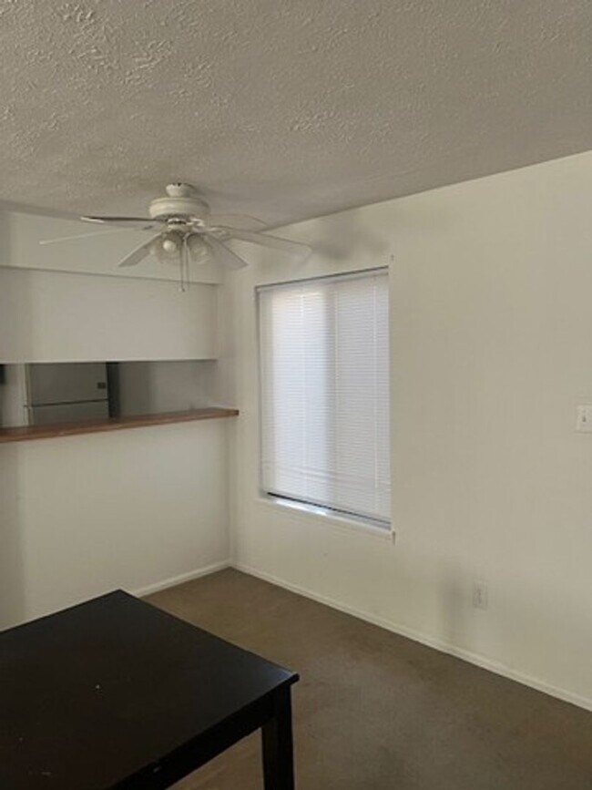 Building Photo - One Bedroom Condo For Rent