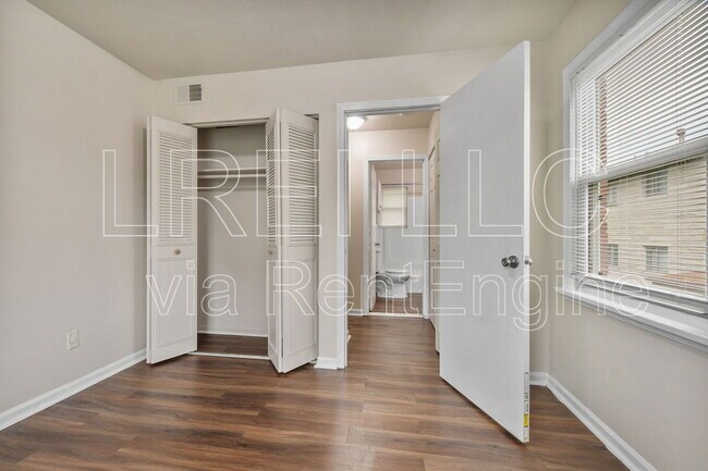 Building Photo - 5112 Valiant Dr