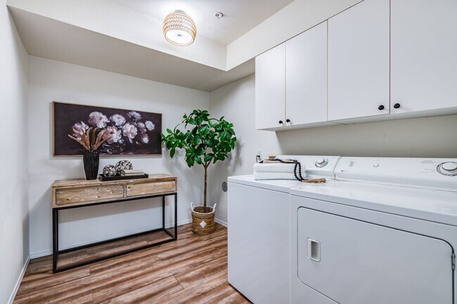 Building Photo - RENOVATED 3 BED, 3 BATH KIRKLAND TOWNHOME W GARAGE & EASY COMMUTE!