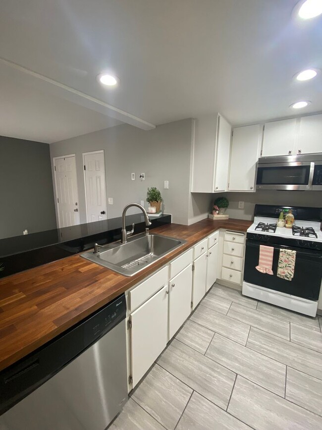 Building Photo - 2 bed, 2 bath upgraded unit with community...