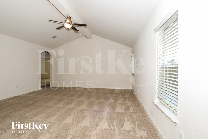 Building Photo - 26615 Ezemily Dr