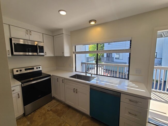 Building Photo - Spacious and remodeled 2 Bed 2.5 baths in ...
