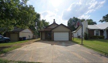Building Photo - 3 Bed 2 Bath 1 Car Garage with Yard Care Included, Refrigerator Provided.