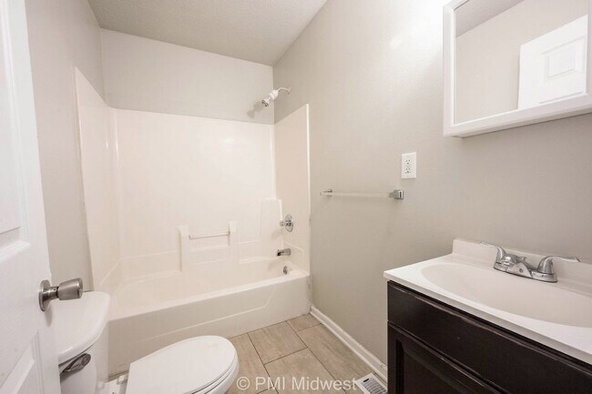 Building Photo - "Charming 2-Bedroom Retreat in Indianapoli...