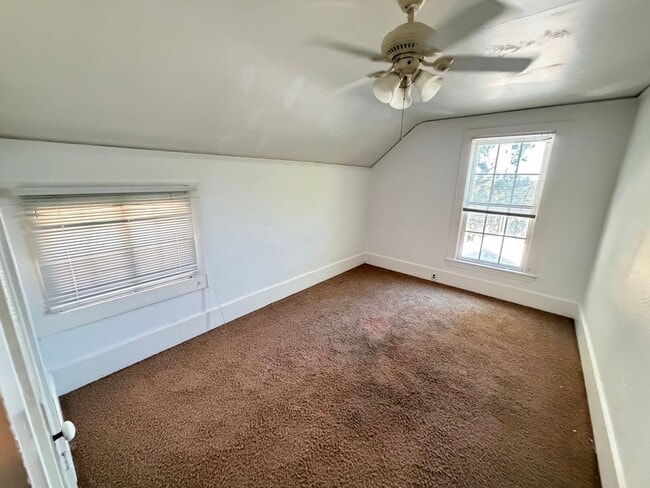 Building Photo - Large 5-6 Bedroom 2 Bath country home